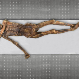 El hombre de hielo del Neolítico tirolés Ötzi, descubierto por unos montañistas en los Alpes en 1991.