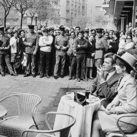 El actor Roger Moore, 'El Santo', rodeado de fans. Barcelona, 1967