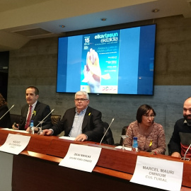 Los representantes de ANC y de Omnium Cultural, en el acto celebrado en Bilbao.