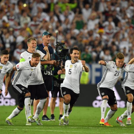 Los alemanes celebran la victoria en penaltis ante Italia.- EFE