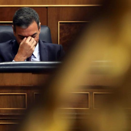 El presidente del Gobierno en funciones, Pedro Sánchez, permanece en su escaño durante el pleno extraordinario celebrado este jueves en el Congreso de los Diputados, donde la vicepresidenta en funciones, Carmen Calvo, ha comparecido para da