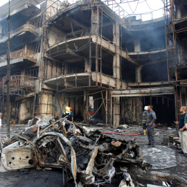 Varias personas cargan con una víctima del atentado en Bagdad que se ha cobrado al meno 80 víctimas.- REUTERS