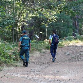 Efectivos de la Guardia Civil y la Policía Nacional durante las labores de búsqueda de Blanca Fernández Ochoa que se llevan a cabo en la sierra madrileña este lunes. EFE/Zipi