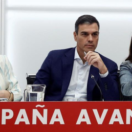 Pedro Sánchez, Cristina Narbona y Adriana Lastra, este lunes en Ferraz. EFE/Mariscal