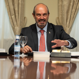 El nuevo presidente en el Senado, Pedro Rollán, se reúne con la mesa de trabajo tras la Sesión Constitutiva, en el Senado, a 17 de agosto de 2023, en Madrid (España).