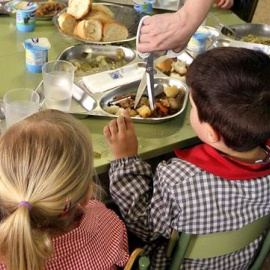 El possible canvi de model en els menjadors escolars genera tensió.