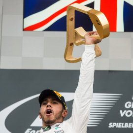 El piloto británico de Fórmula Uno Lewis Hamilton, de Mercedes AMG GP, celebra su victoria en el Gran Premio de Austria 2016. EFE/EPA/CHRISTIAN BRUNA