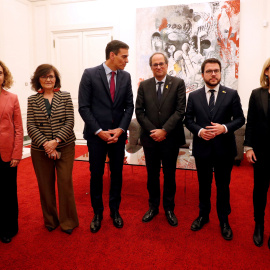 El presidente del Gobierno, Pedro Sánchez (3i), el presidente de la Generalitat, Quim Torra (3d), la vicepresidenta del Gobierno, Carmen Calvo (2i), la ministra de Política Territorial, Meritxell Batet (i), el vicepresident de la Generalita