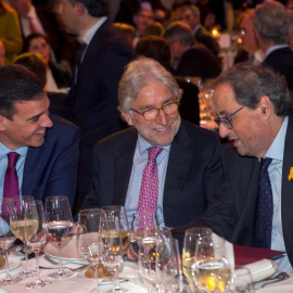 20/12/2018.- El presidente del Gobierno Pedro Sánchez (i), el presidente de la Generalitat de Cataluña Quim Torra (d) y el presidente de Foment Josep Sanchez Llibre (c) participan en la cena de la undécima edición de los premios Carles Ferr