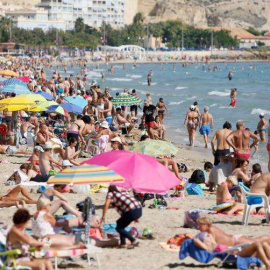 Turistas en una playa de la Comunitat Valenciana. EFE