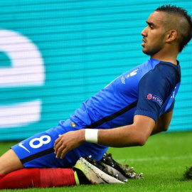 Dimitri Payet celebra el tercer tanto conseguido por Francia.- EFE