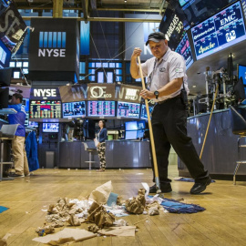 Un trabajador limpia el suelo en la Bolsa de Nueva York, el 1 de septiembre de 2015 (Reuters).