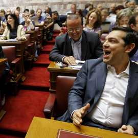 Tsipras, rodeado de fotógrafos antes de la reunión de su grupo parlamentario en Atenas. REUTERS/Yannis Behrakis