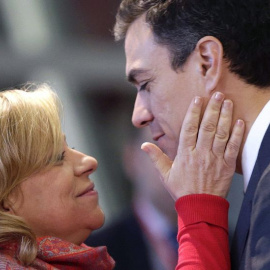 Pedro Sánchez saluda a la vicepresidenta del Partido de los Socialistas Europeos, Elena Valenciano. EFE/Ángel Díaz