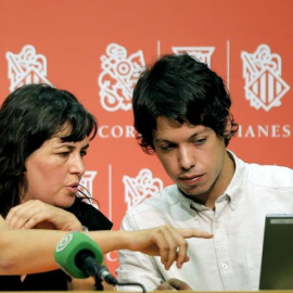 La secretaria de acción Institucional de Podemos, Auxiliadora Honorato, y Segundo González, responsable del área de Finanzas y Transparencia del Consejo Ciudadano de Podemos, en la presentación de este miércoles. EFE