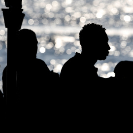 Emigrantes esperan desembarcar en el puerto siciliano de Mesina, Italia. REUTERS / Antonio Parrinello