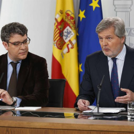 El ministro de Educación y portavoz del Gobierno, Íñigo Méndez de Vigo (d), y el ministro de Energía, Turismo y Agenda Digital, Álvaro Nadal (i), durante la rueda de prensa que han ofrecido tras la reunión del Consejo de Ministros . EFE/Pac