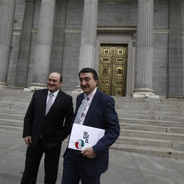 Andoni Ortúzar y Aitor Esteban posan a las puertas del Congreso. EUROPA PRESS