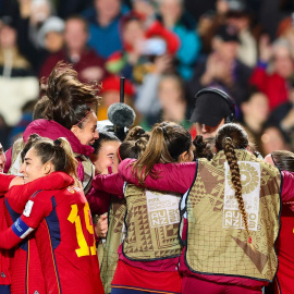 La selección femenina de fútbol celebrando el gol de Salma Paralluelo en la semifinal contra Suiza