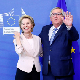 La presidenta electa de la Comisión Europea, la alemana Ursula von der Leyen, con su predecesor, el luxemburgués Jean Claude Juncker, a principios de julio, en la sede del Ejecutivo de la UE. REUTERS