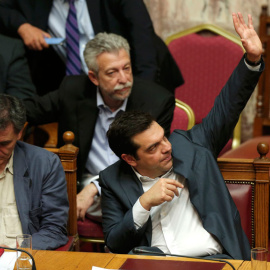 Tsakalotos y Tsipras, durante la votación. REUTERS/Alkis Konstantinidis
