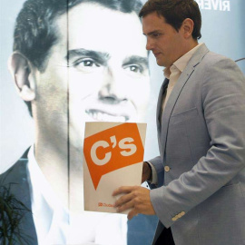 El presidente de Ciudadanos, Albert Rivera, se dirige a la rueda de prensa que ha ofrecido hoy tras la reunión de la Ejecutiva Nacional del partido. / Ballesteros ( EFE)