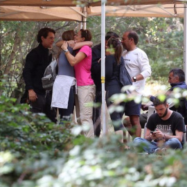 La familia de la desaparecida Blanca Fernández Ochoa, este lunes, durante el dispositivo de búsqueda exesquiadora, desaparecida desde el pasado 23 de agosto, que peina la sierra de Madrid, en la zona de Cercedilla (Madrid). /EFE