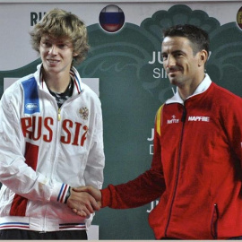 Fotografía facilitada por la RFET, del tenista ruso Andrey Rublev (i), y el español Tommy Robredo (d). /EFE