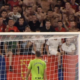 Aficionados del Osasuna insultando a Unai Simón durante el encuentro disputado en El Sadar