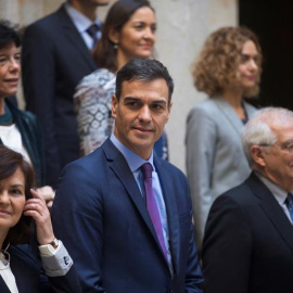 El presidente del Gobierno, Pedro Sánchez, y la vicepresidenta, Carmen Calvo, junto a varios ministros, posan en la foto de familia momentos antes de la reunión del Consejo de Ministros/EFE