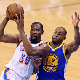 Durant, en un partido de esta temporada contra los Golden State Warriors. REUTERS