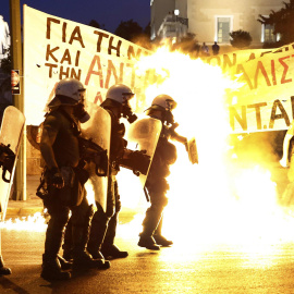 La policía ha tenido que hacer frente a cientos de manifestantes que lanzaban cócteles molotov contra ellos una vez acabada la manifestación antiausteridad. EFE/ Yannis Kolesidis