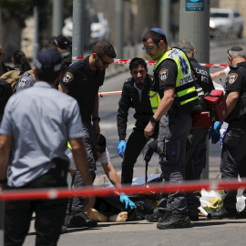 24/05/2021. Personal de seguridad israelí inspecciona el cuerpo de un palestino que fue asesinado a tiros.