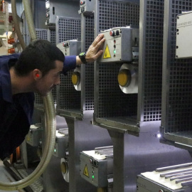 Treballador en una pime industrial catalana. Andrea Zamorano.