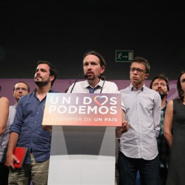 Pablo Iglesias junto con Íñigo Errejón, Irene Montero y más miembros de la confluencia Unidos Podemos