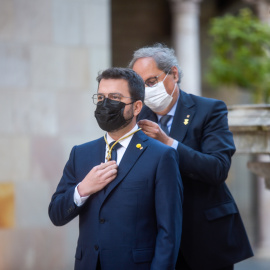 L'expresident Quim Torra fa l'entrega del medalló de presidència a Pere Aragonès en la seva presa de possessió del càrrec