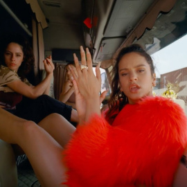 Rosalía palmea con fruición en el interior de un ómnibus, tra-trá