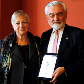 El director de la Real Academia Española (RAE), Dario Villanueva, y Paz Battaner, anuncian las modificaciones llevadas a cabo en la edición digital de su diccionario | EFE