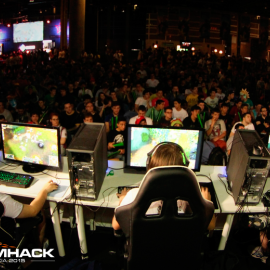 Ordenadores luminosos, cafeína y 23.000 personas encienden el festival Dreamhack en Valencia