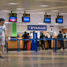 02/09/2019.-Pasajeros en el aeropuerto de Girona, que vive la segunda jornada de huelga de los tripulantes de cabina de Ryanair contra el cierre de cuatro bases en España, entre ellas la de Girona. EFE/ David Borrat