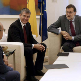 Mariano Rajoy conversa con el secretario general de Coalición Canaria, José Miguel Barragán (i), en presencia del presidente de Canarias, Fernando Clavijo (c), durante la reunión que han mantenido en el Palacio de la Moncloa. / JUAN CARLOS 
