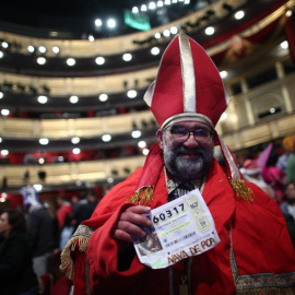 Un hombre vestido con el atuendo del Papa. Europa Press.