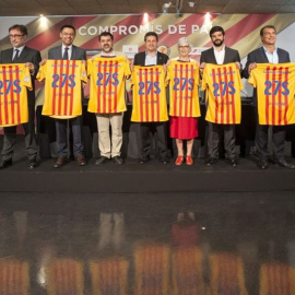 Los cuatro candidatos, junto a representantes de las organizaciones propulsoras del documentos, posan con la camiseta cuatribarrada del Barça y el lema 'Guanyarem 27S'.