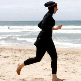 Una mujer con 'burkini', en la playa.- REUTERS