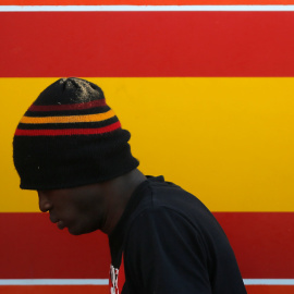 Un migrante, tras desembarcar de la patera en la que viajaba, en el puerto de Malaga. REUTERS/Jon Nazca