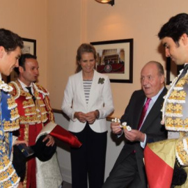 Juan Carlos presidió, desde el Palco Real de la Plaza de Toros de Las Ventas, la tradicional corrida de la Beneficencia de la Feria de San Isidro, en la que Antonio Ferrera, Miguel Ángel Perera y Ginés Marín lidiaron toros de la ganadería d