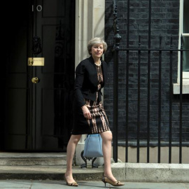 La ministra de Interior de Reino Unido, Theresa May, abandona el número 10 de Downing street. - EFE