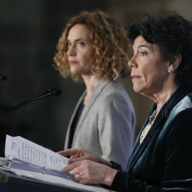 La ministra portavoz del Gobierno, Isabel Celaá, acompañada por la ministra de Administraciones Territoriales, Meritxell Batet, durante la rueda de prensa ofrecida tras finalizar la Reunión del consejo de ministros | Andreu Dalmau / EFE