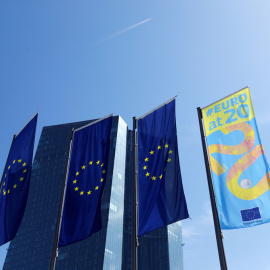 Banderas de la UE delante del edificio de la sede del BCE en Fráncfort. REUTERS/Ralph Orlowski