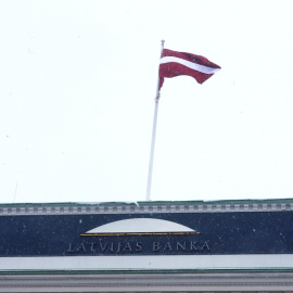 La bandera de Letonia en la sede del Banco Central del país, en Riga. REUTERS/Ints Kalnins